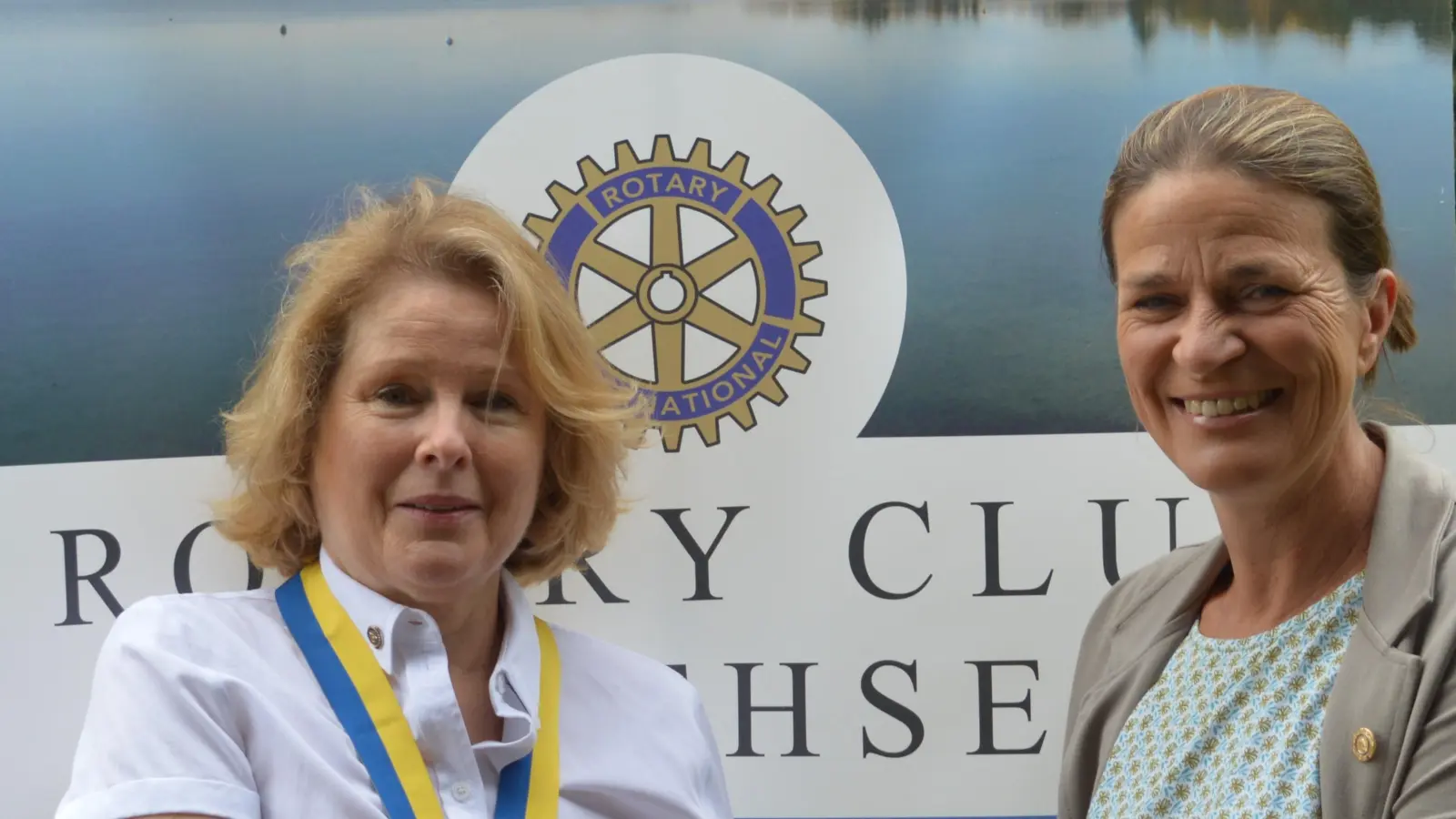 Amtsübergabe: Kerstin Flöter (links) übernahm die Präsidentschaft des Rotary Clubs Wörthsee von Maren Münkel. (Foto: Rotary Club Wörthsee)