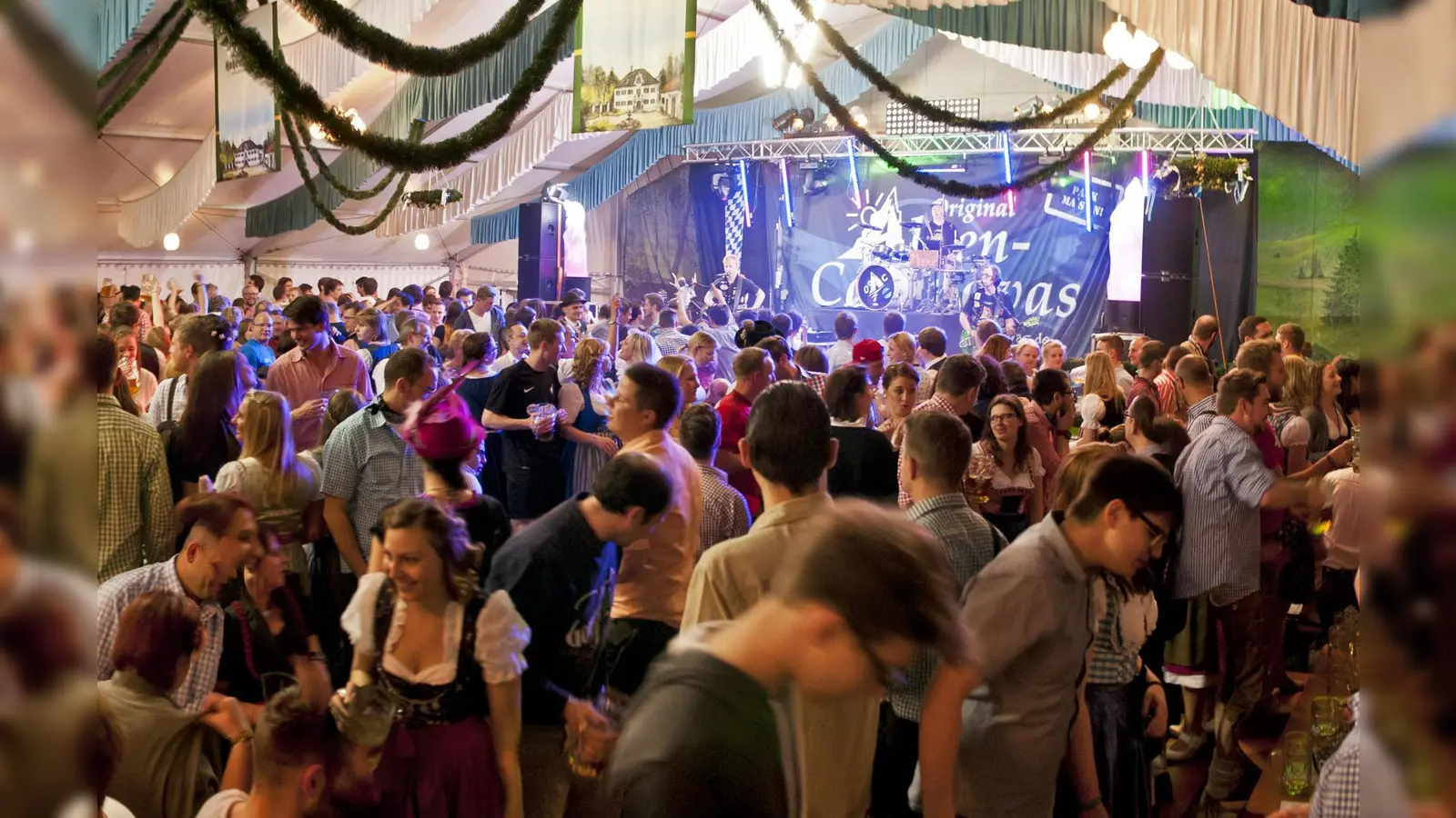 Gleich zweimal werden die „Original Alpen-Casanovas” beim Moosacher Maibaumfest musikalisch einheizen. Das Fest läuft vom 26. April bis 1. Mai. (Foto: Benjamin Hilbig)