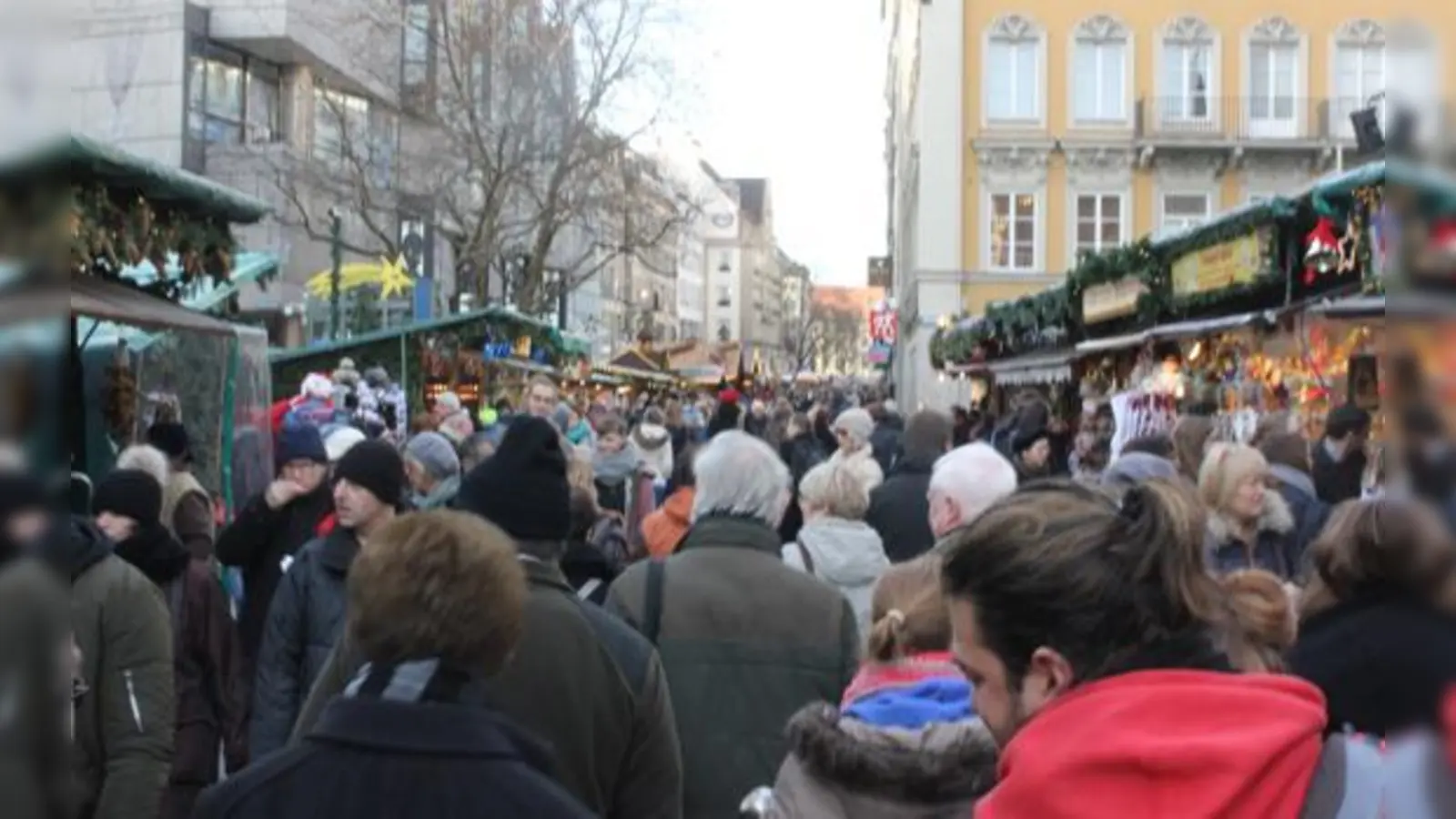 Die Zahl der Christkindlmarktbesucher in der Innenstadt lag geringfügig unter der des Vorjahres. Dennoch waren Wirtschaftsreferat und Standbetreiber mit dem Geschäft zufrieden.	 (Foto: cr)