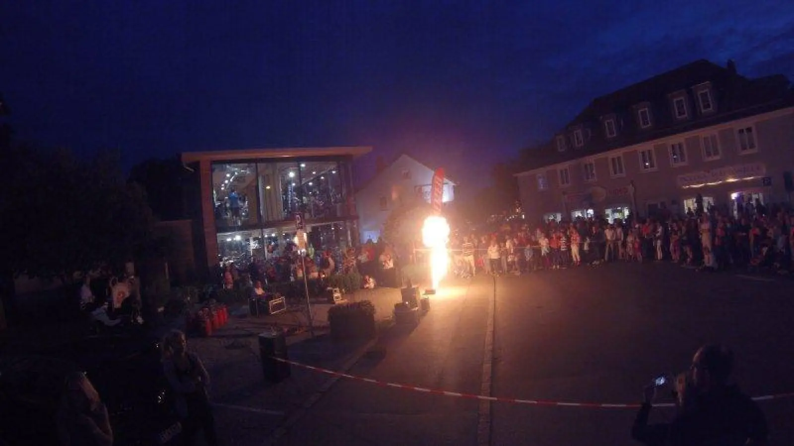 Lasershow und Feuer: in der Mühlfelder Straße sollte man sich möglichst schnell seinen Platz sichern. (Foto: Essberger)