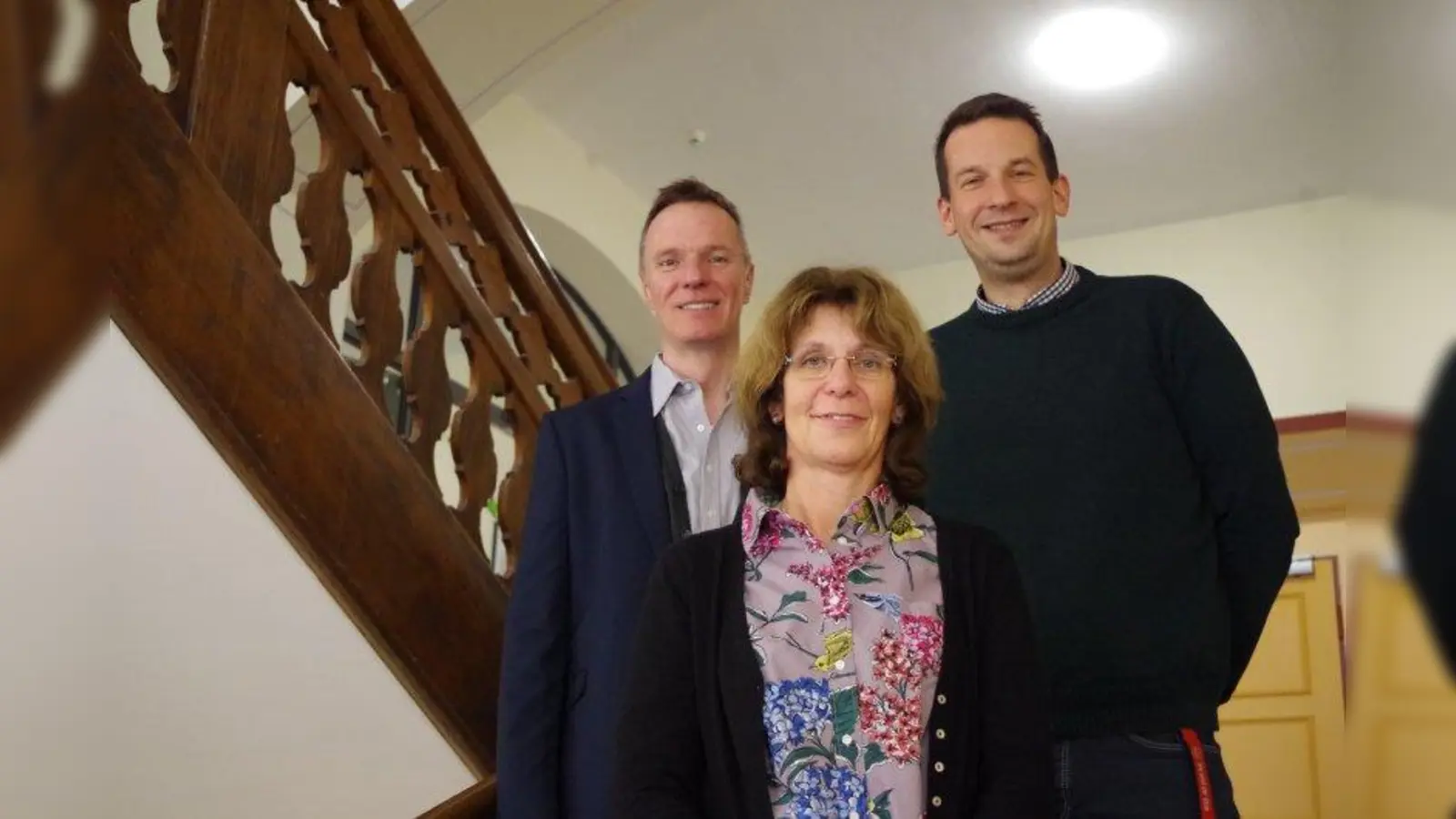 Ein Trio für die Mittelschule in der Fürstenrieder Straße: Schulleiter Andreas Huber (l.), stellvertretender Schulleiter Simon Arneth und Schulsekretärin Petra Reissig. (Foto: kö)