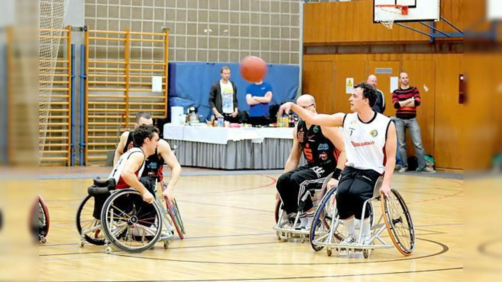 Spielertrainer Benjamin Ryklin (Nummer 7). 	 (Foto: Verein)