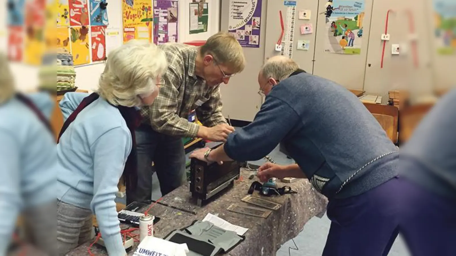 Beim Truderinger Repair Café haben die Reparatuere alle Hände voll zu tun.	  (Foto: VA)
