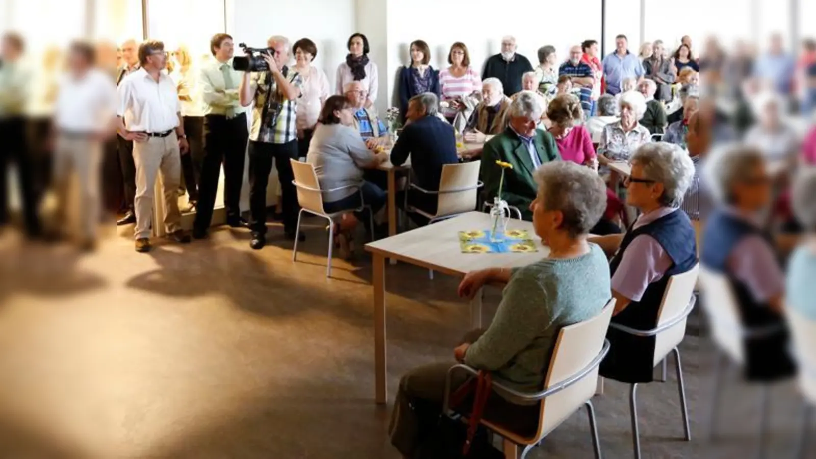 Ein volles Haus. Die Eröffnung des Seniorenzentrums lockte viele Besucher an. Das Zentrum soll ein Bindeglied zum Ortsleben sein und beherbergt die Oberdinger Bücherei. 	 (Foto: kw)