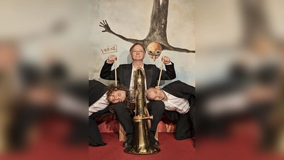 Was vor und während der Vorstellungen passieren kann, zeigen v.l. Florian Burgmayr, Michael Lerchenberg und Moritz Katzmair am 11. Februar bei einer vergnüglichen Valentin-Lesung mit Musik. (Foto: Gert Krautbauer)