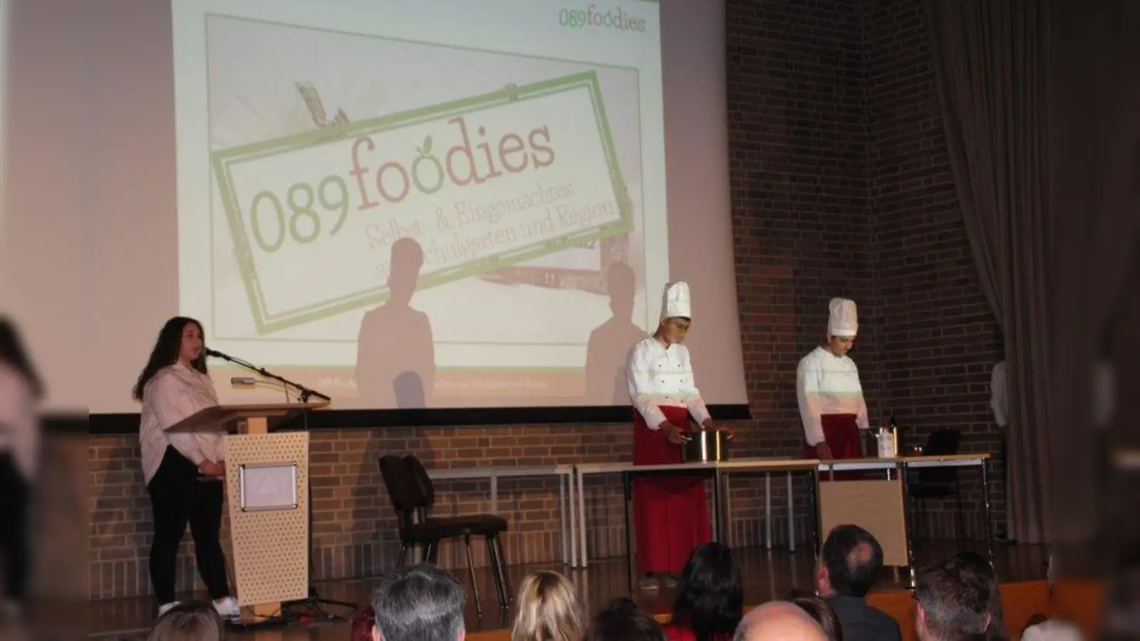 Die Zweitplatzierten „089foodies” von der Mittelschule an der Leipziger Straße führen ihren Werbespot auf der Bühne vor. (Foto: ak)