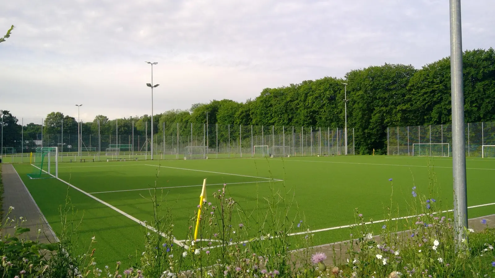 Auf der Bezirkssportanlage in der Agilolfingerstraße veranstaltet die Polizeiinspektion 11 ein Fußballturnier. (Foto: bas)