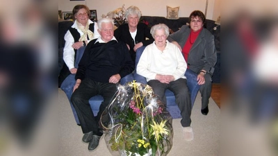 Bürgermeisterin Ilse Weiß (rechts) gratulierte dem Jubilar-Paar Sperr.