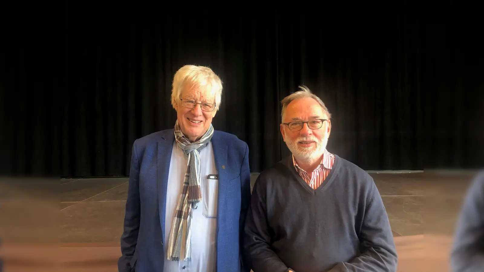 Die beiden Initiatoren Peter Wagner (links) und Dr. Georg Kronawitter freuen sich, dass eine Induktionsschleife zukünftig Hörgeräteträger unterstützt. (Foto: oh)