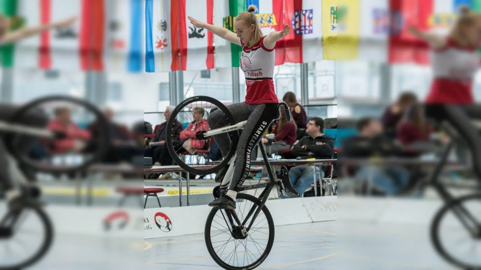 Die 17-Jährige Sabine Tausch führt hier einen sogenannten „Streuerrohrsteiger” aus. (Foto: Hubert & Louis Dandl)