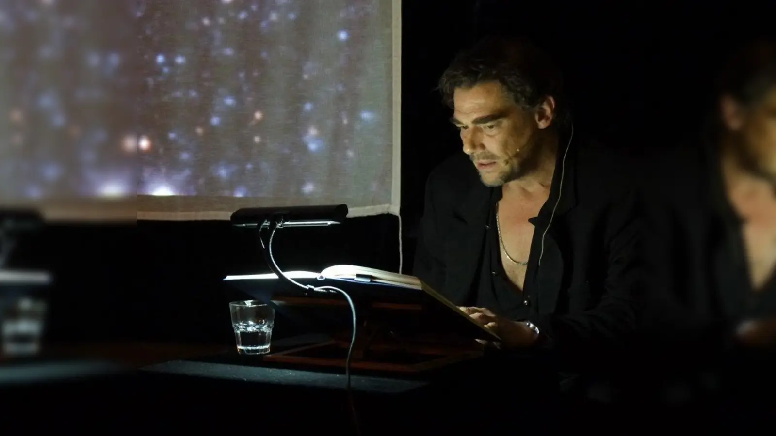 Schauspieler Martin Feifel las in seiner früheren Schule aus dem „Kleinen Prinz”. (Foto: Stefan König)