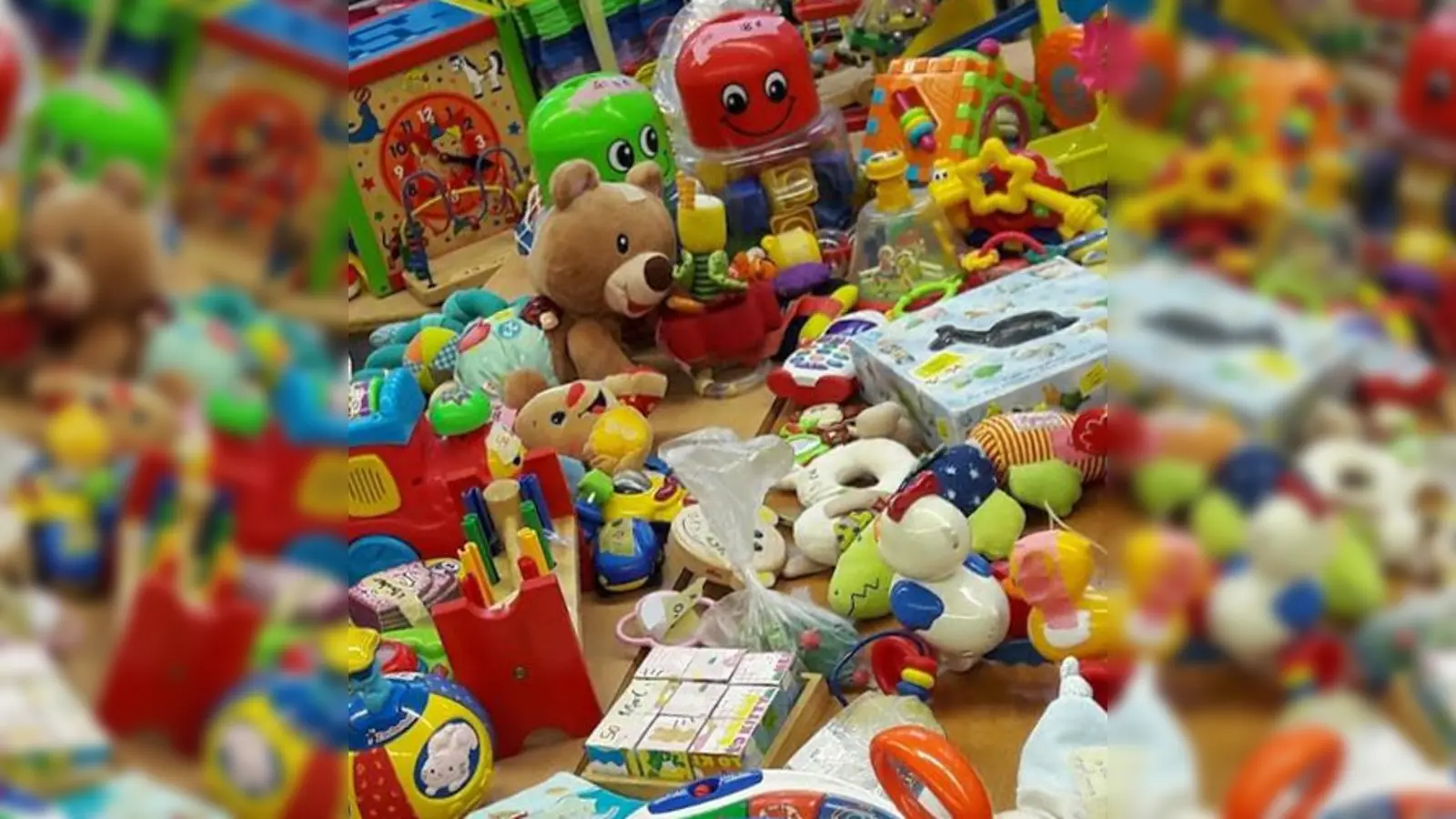 Beim Basar der Nachbarschaftshilfe findet man nicht nur jede Menge Kleidung für Kinder und Jugendliche, sondern auch Spielsachen. (Foto: NbH )