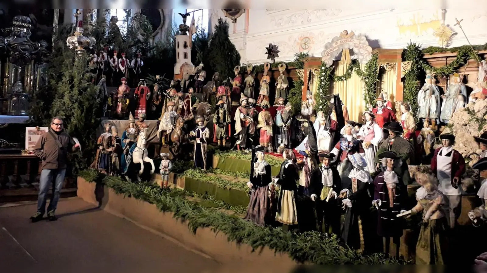 Bei einer Führung wurde die Geschichte der Großkrippe von Mindelheim erklärt.  (Foto: VA)