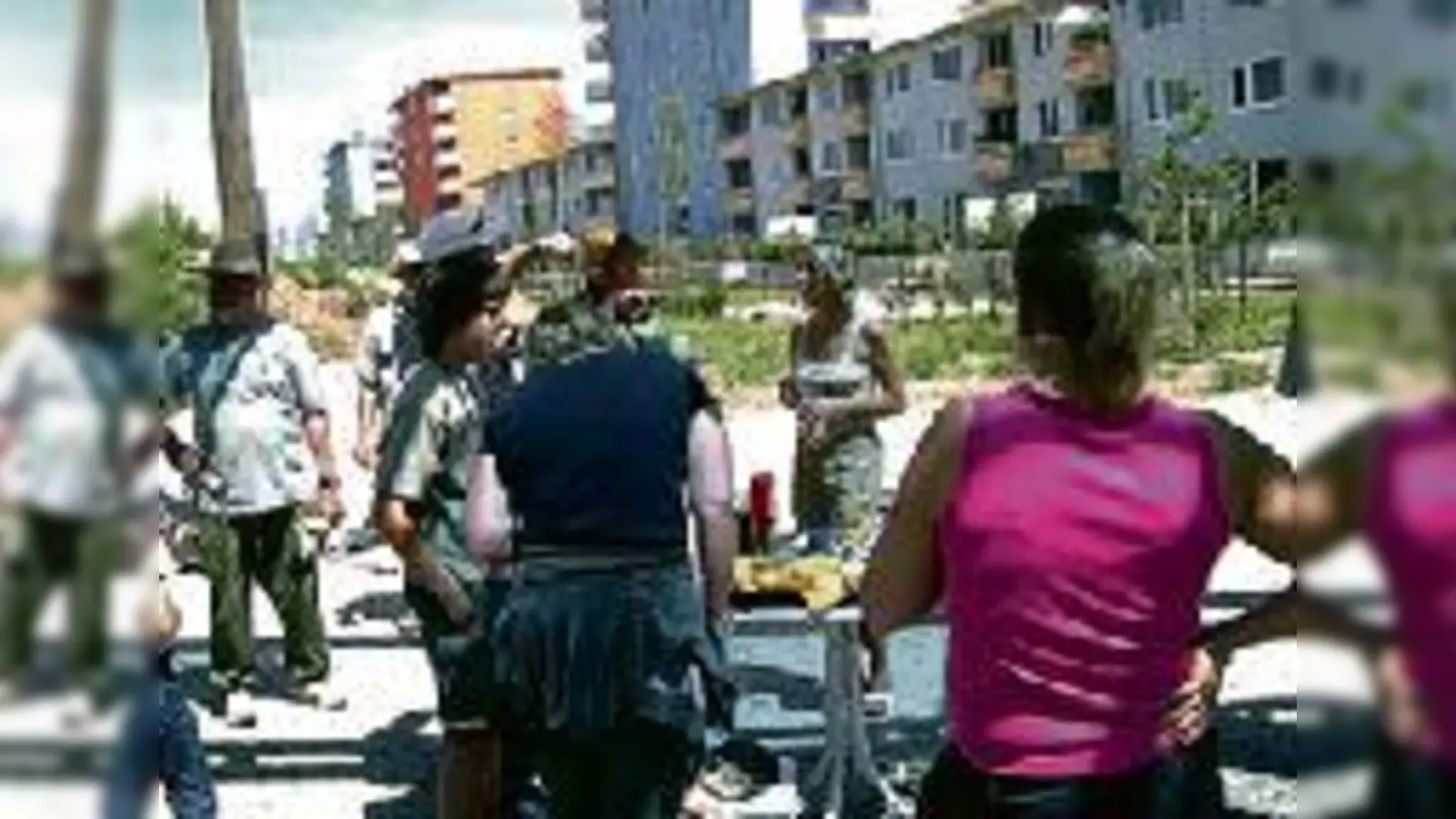 Reges Engagement: Über 20 Anwohner beteiligten sich am ersten »Ramadama«.	  (Foto: VA)