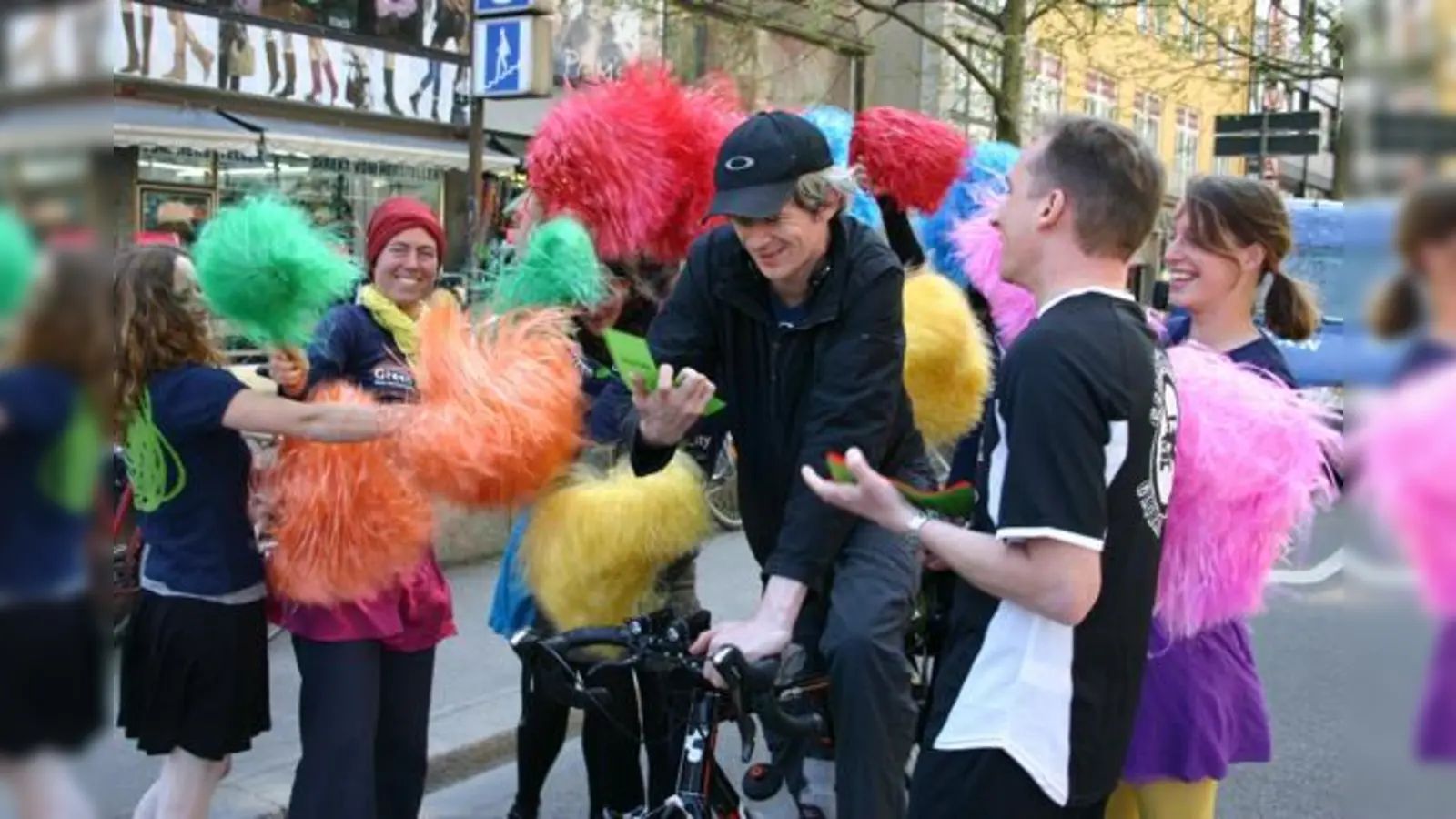 Mobilitätsexperte Kai Sonntag (re.) überreichte einem Radfahrer die grüne Karte für vorbildliches Verkehrsverhalten. Green-City-Cheerleader jubeln dazu.  (Foto: sm)