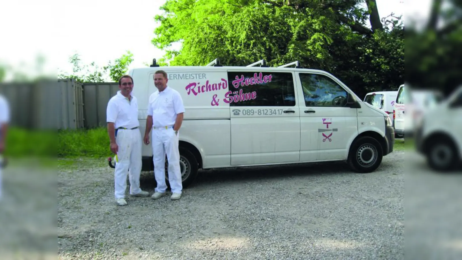 Richard Heckler jun. und Thomas Heckler vor einem ihrer Firmenautos. (Foto: privat)