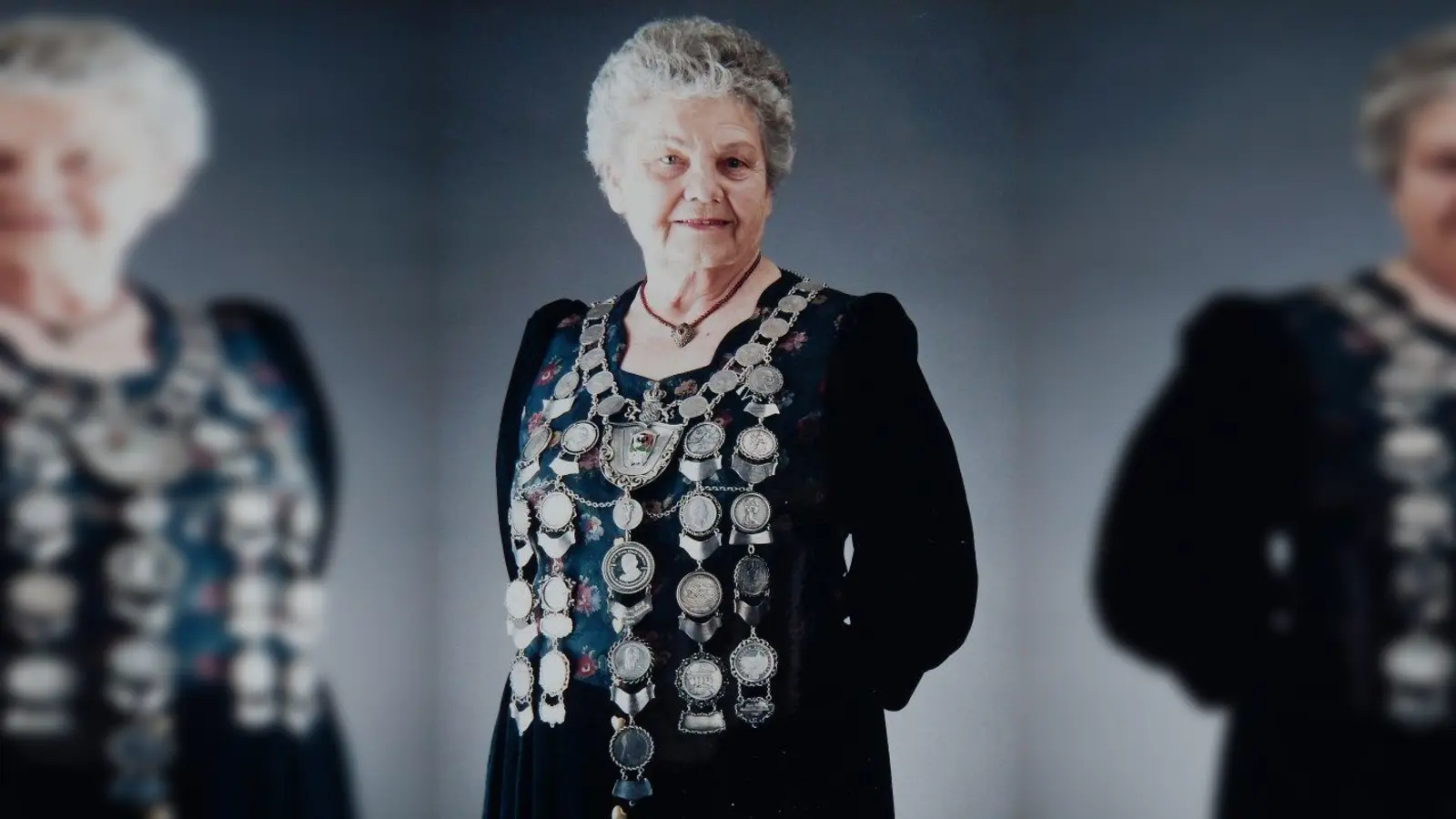 Friederike Bradl durfte im Jahr 2000 die Gaukönigin-Kette tragen. Die heute 90-Jährige beweist aber immer noch ein ruhiges Händchen und sichert sich regelmäßig die vorderen Plätze bei den Adlerschützen. (Foto: Adlerschützen e.V.)