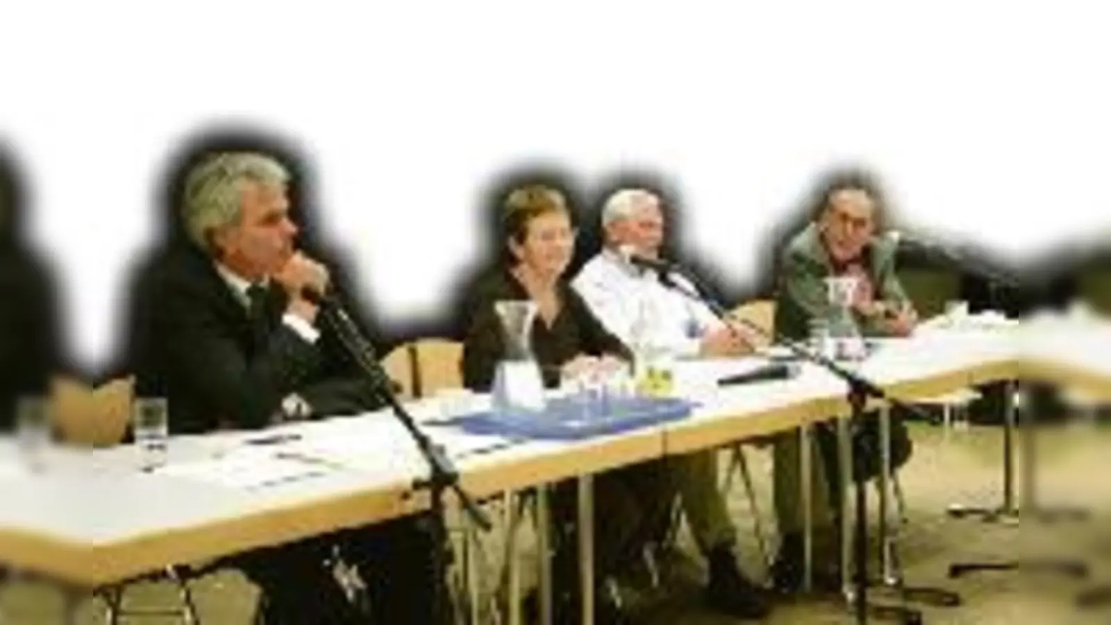 Michael Laba, Gertrud Ziegltrum, Otto Steinberger und Klaus Zingsem (v. li.) diskutieren mit Hundebesitzern und verängstigten Bürgern über Leinenpflicht im Riemer Park.	 (Foto: sm)