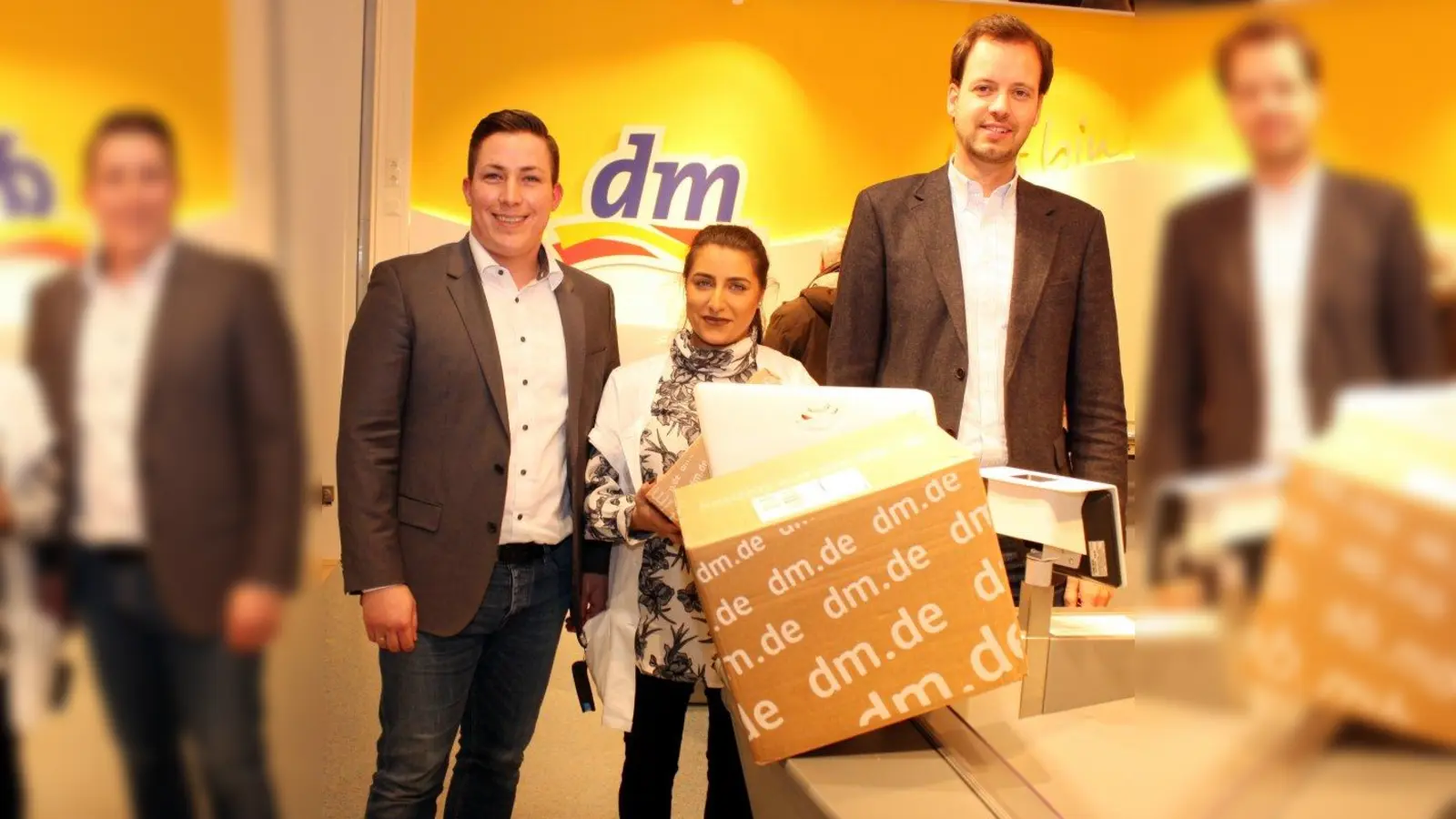 Online bestellen und die Ware in der Filiale vor Ort abholen: eine immer häufiger genutzte Idee. dm-Filialeiterin Sahar Saidzada mit den Gebietsverantwortlichen Alexander Grunwald (links) und Lucas Rehn. (Foto: job)