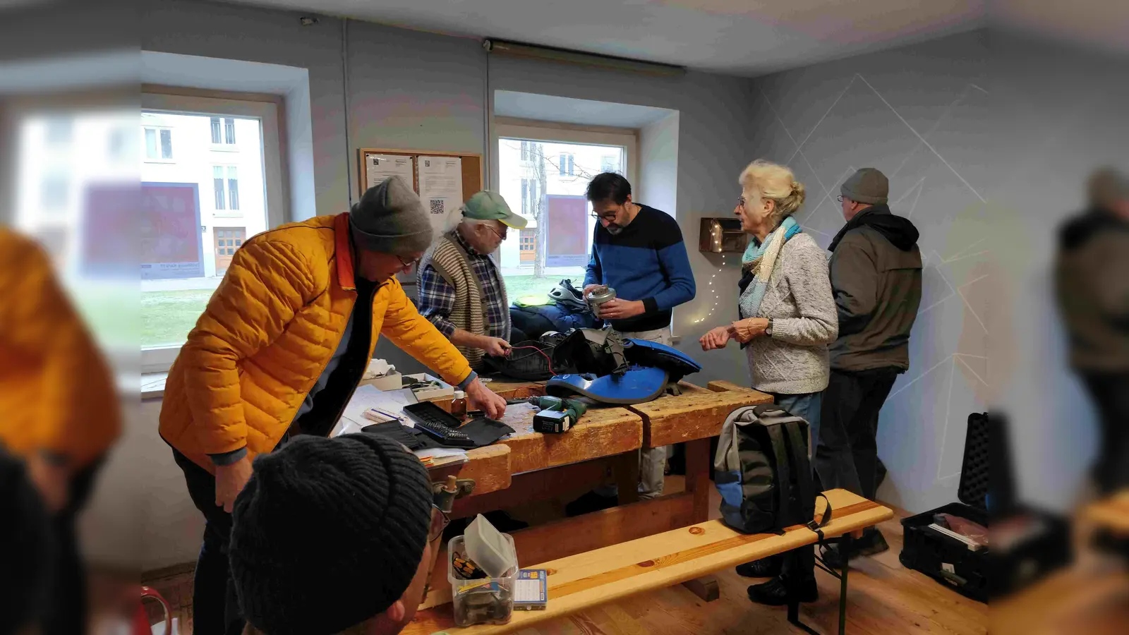Erfahrene Helfer stehen beim Reparaturcafe bereit, damit Gebrauchtes flott gemacht und wiederverwendet werden kann. Mit einer kleinen Spende ist man dabei.  (Foto: AG Buhlstraße)
