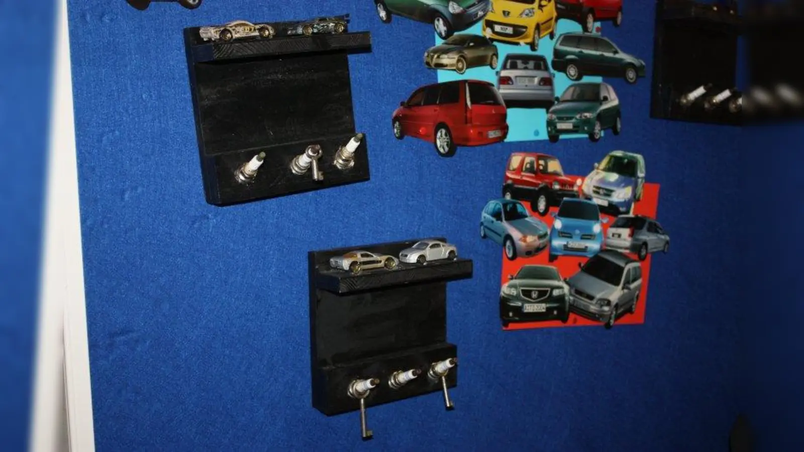 Präsentation auf der firm-Messe: Schlüsselbretter mit Zündkerzen aufgepeppt oder auch im Vogelhaus-Design stellte die letztjährige Schülerfirma &amp;quot;Keyshome&amp;quot; aus der Mittelschule Franz-Nißl-Straße her. Die Schüler hatten Erfolg mit ihren Kreationen und erhielten auch individuelle Aufträge. (Foto: bb (Archiv))