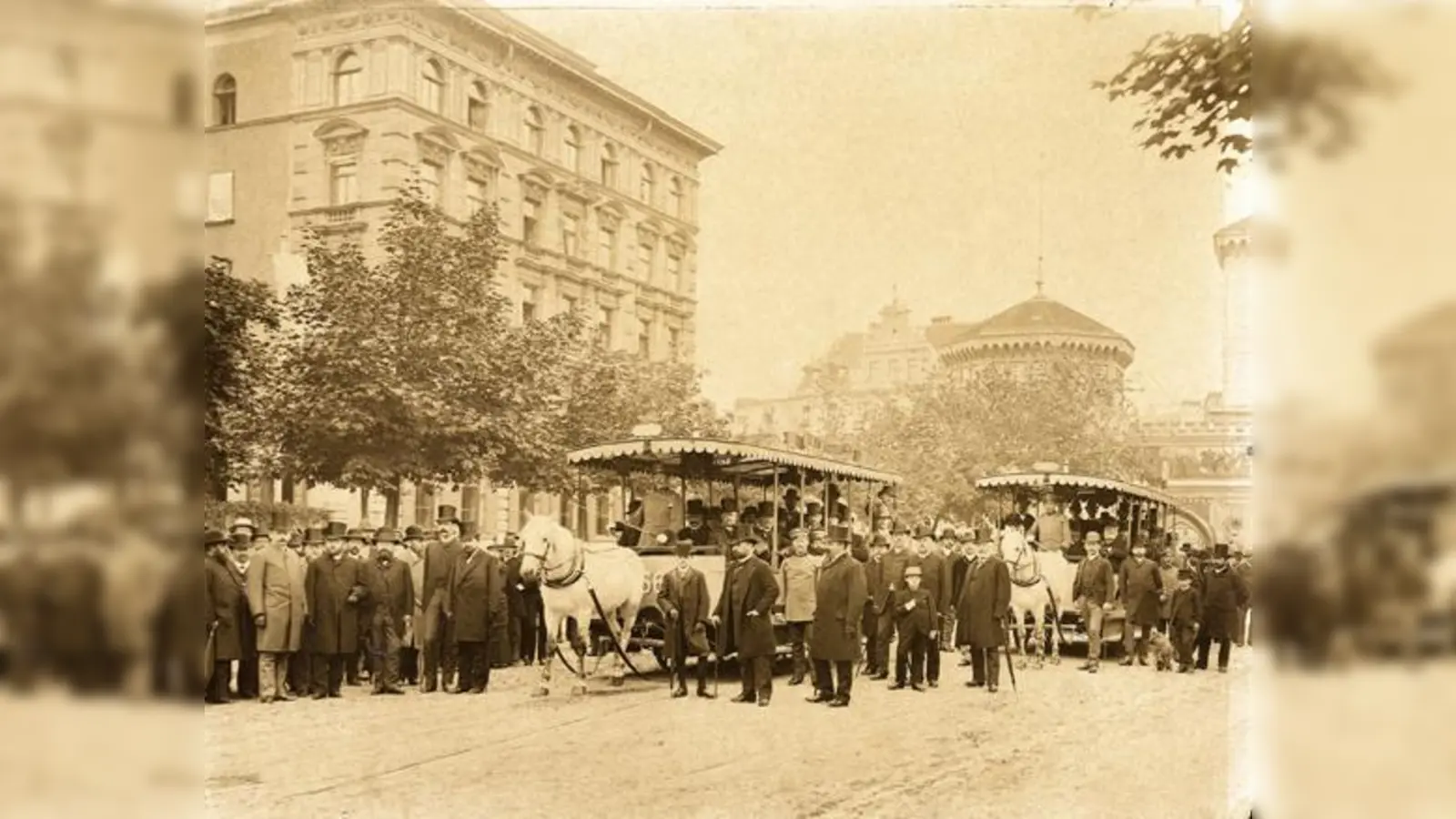 Das waren noch Zeiten: Zum Start der ersten Tram war ganz München auf den Beinen.  	 (Foto: MVG)