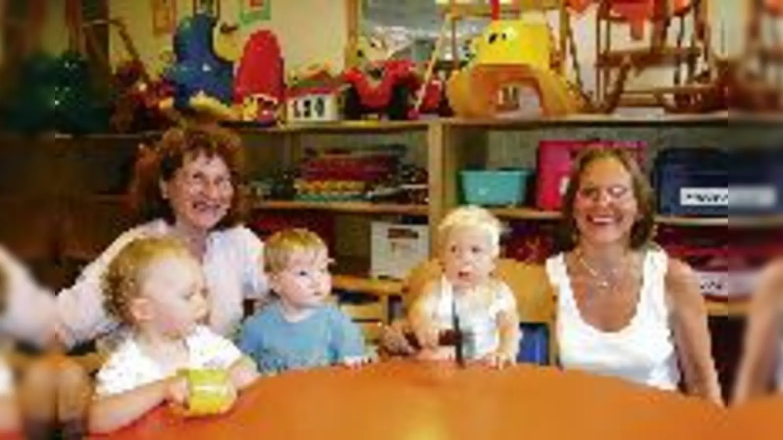 Im Müttertreff erteilt der kleine Bastian (1) probehalber mit dem Hammer den Zuschlag. Für Irmgard Tauber (h. li.), Melanie März (re.), Mina (1) und Lena (1; v. li.) wird die Auktion eine spannende Geschichte. 	 (Foto: cr)