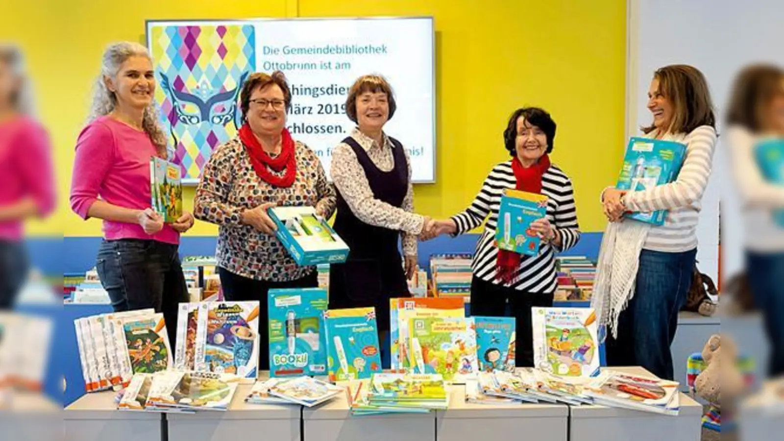 Vom Förderkreis übergaben (v.l.) Martina Winstel, Erika Aulenbach, Ursula Diederichs und Maria Teresa Latz die Bücher und Stifte an Bibliotheksleiterin Ute Raab (Mitte).	 (Foto: privat)
