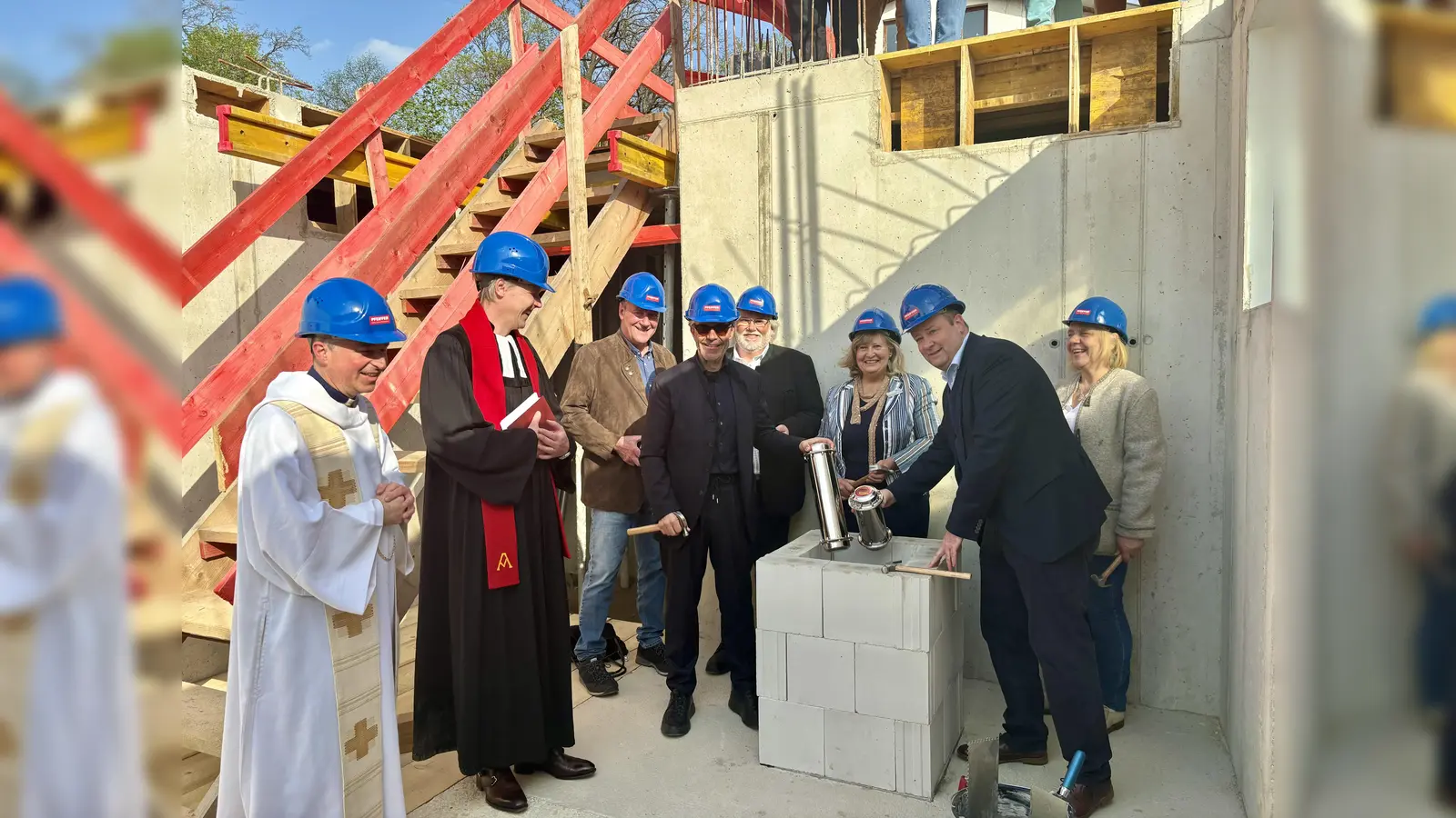 Maria Lehr, Bürgermeister Peter Köstler, Annette Gansmüller-Maluche vom Landratsamt, Hartmut Joithe, Architekt Berthold Ziersch, Jürgen Troll sowie Pfarrer Bernd Reichert und Markus Zurl (v.r.). bei der Grundsteinlegung für das neue Pflegeheim. (Foto: Ulrike Seiffert)