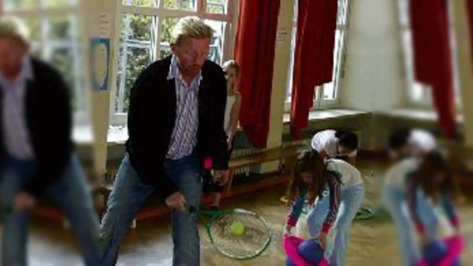 Er kann es nicht lassen  Boris Becker schnappte sich aus der mitgebrachten Fit-4-Future-Tonne sein altes »Arbeitsgerät« und testete mit den Kindern der Haldenberger Grundschule die Spielgeräte.	 (Foto: Privat)