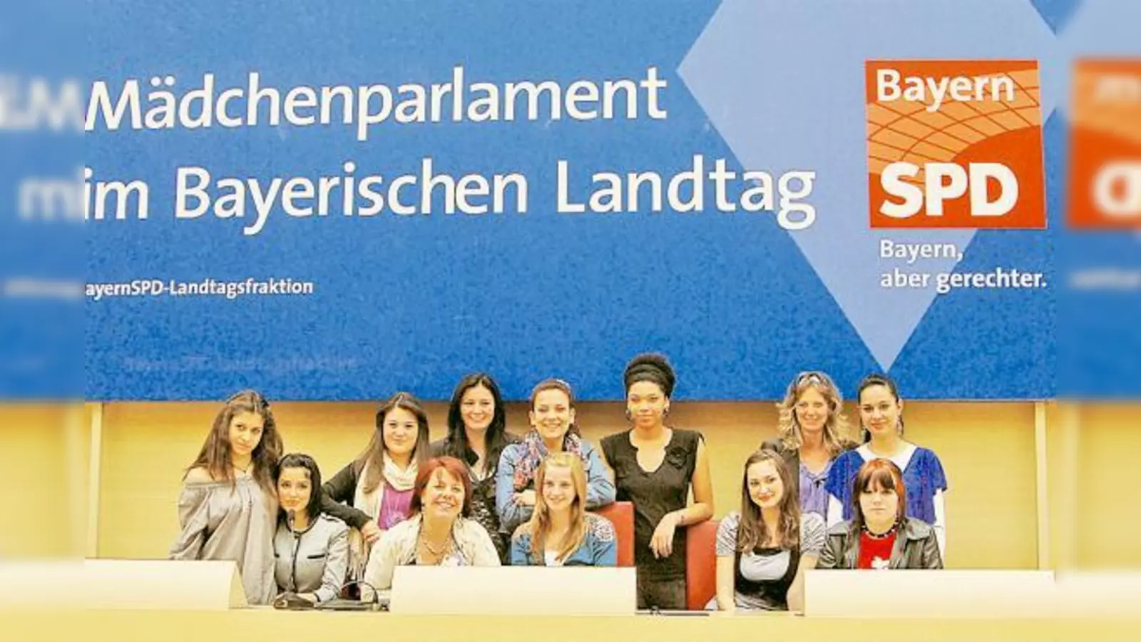 Auf Einladung von Diana Stachowitz (Mitte) durften sich Moosacher Mädels einen Tag lang als Politikerinnen ausprobieren. (Foto: VA)