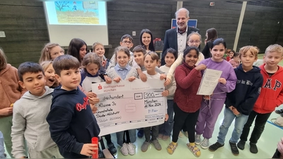 300 Euro Preisgeld brachte Peter Gloel vom Historischen Verein Laim den erstplatzierten Drittklässler der Grundschule an der Droste-Hülshoff-Straße für ihren Beitrag beim Geschichtswettbewerb. (Foto: Historischer Verein / Michael Schmidt)