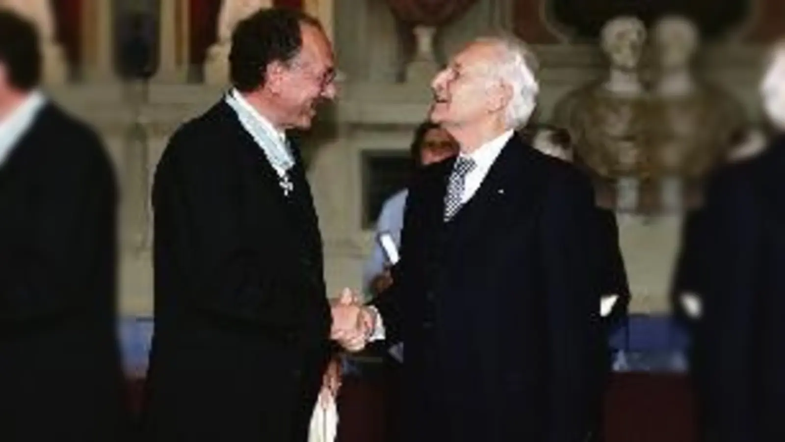 Ein Zamdorfer kämpft für eine gerechtere Welt und erhält für sein Engagement den Bayerischen  (Foto: Prof. Holger Magel (li.) vom Lehrstuhl für Bodenordnung und Landentwicklung bei der Ordensverleihung mit Ministerpräsident Edmund Stoiber (re.).)