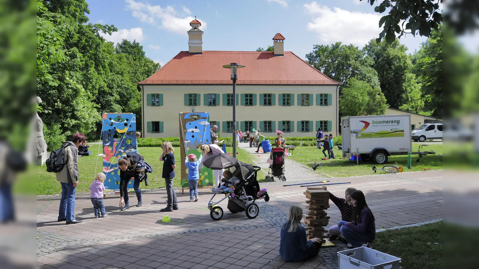Der Spielbus der Freizeitstätte boomerang fährt seit April wieder verschiedene Plätze und Grünflächen in Moosach und dem Olympiapark an. (Foto: VA)