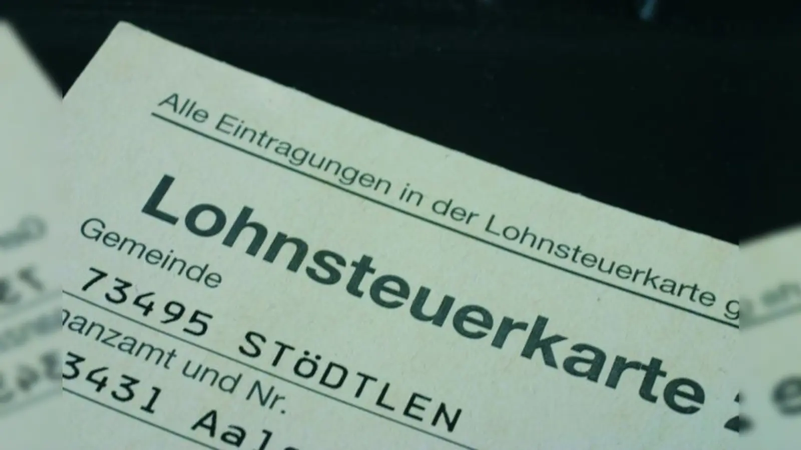 Hat bald nur noch Erinnerungswert: die Lohnsteuerkarte. (Foto: pixelio/Uwe Steinbrich)