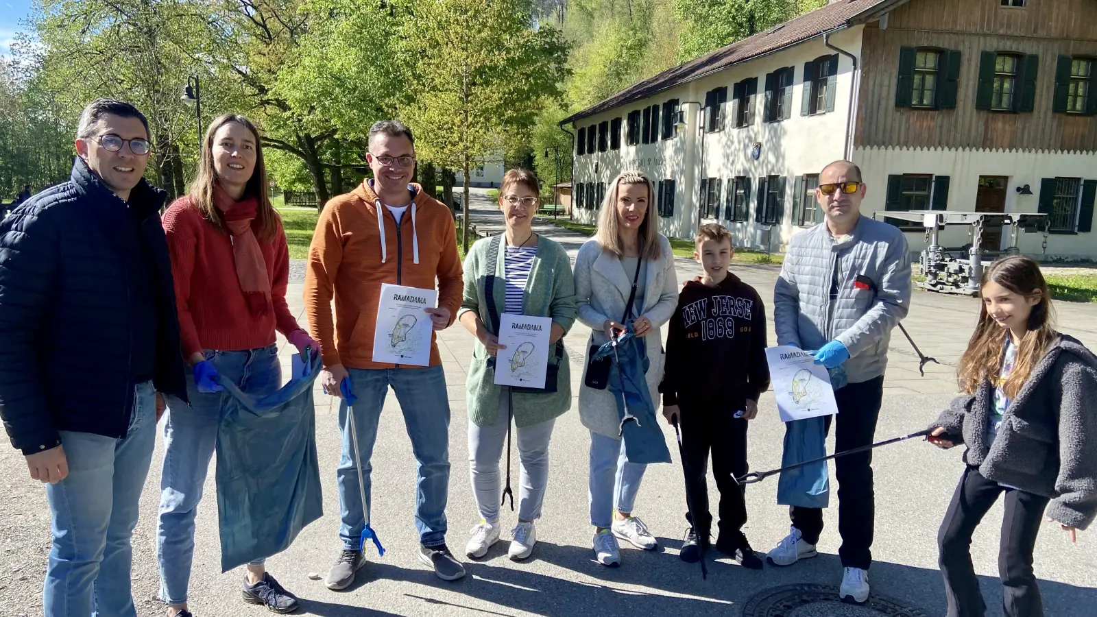 Halfen beim Ramadama mit: Peißenbergs Bürgermeister Frank Zellner (l.), Kathrin Zellner (FU, 2.v.l), Christian Quecke (Marktgemeinderat Fraktion CSU/Parteilose, 3.v.l.), Steffi Quecke (FU, 4.v.l.), Mariella Pfaff (FU, 5.v.l.), Daniel Pfaff (7.v.l.). (Foto: CSU Peißenberg)