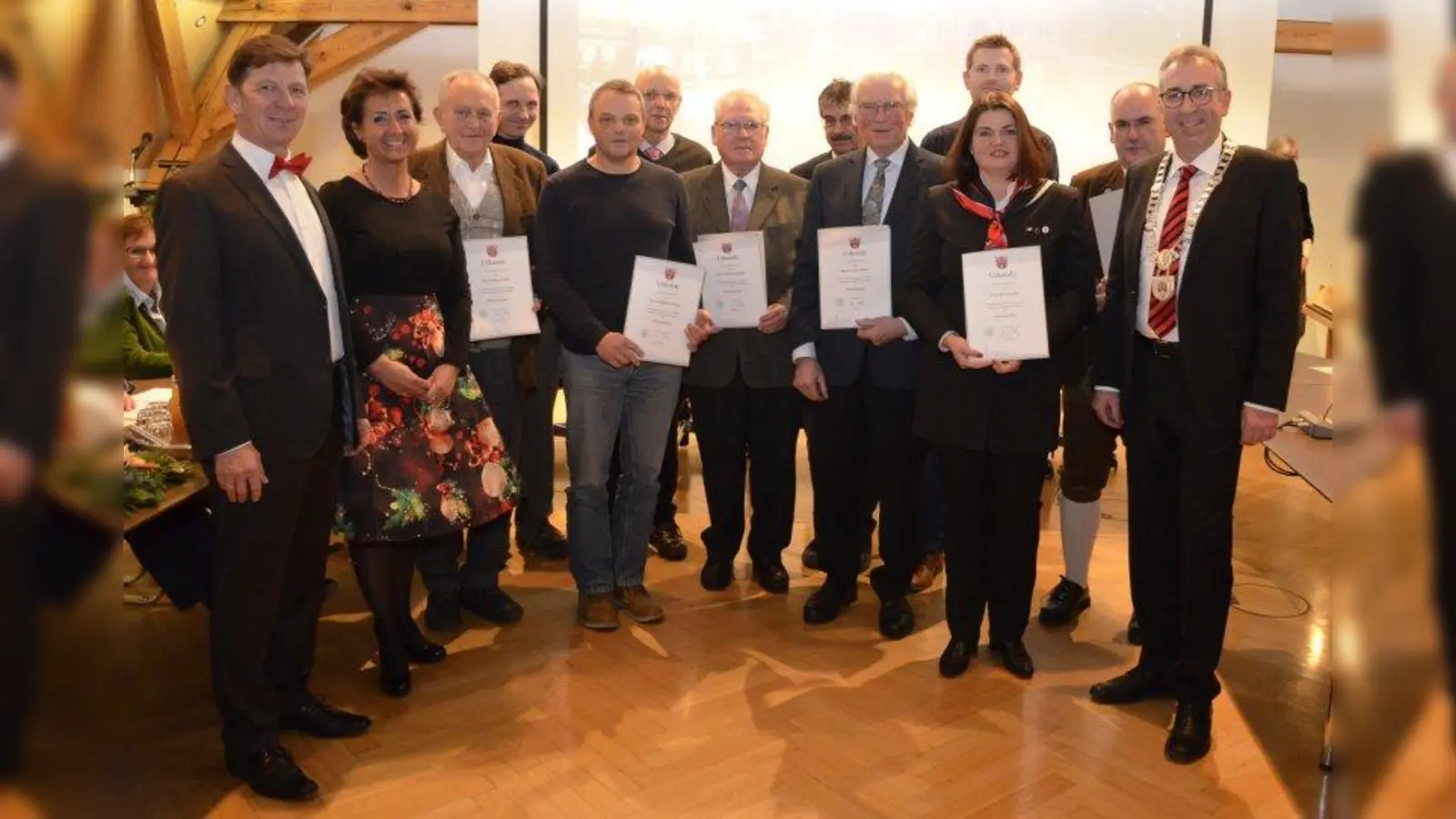 Horst Martin, Angelika Flock (links) und Markus Loth (rechts) überreichten die Ehrenzeichen der Stadt Weilheim an , Hans Trießl, Jochen Botsch, Thomas Fabian, Walter Schaar, Hans Schaberl, Winfried Folda, Josef Schüss, Eva Strauß, Thomas Ganseder, und Rainer Heinl (von links). (Foto: mka)