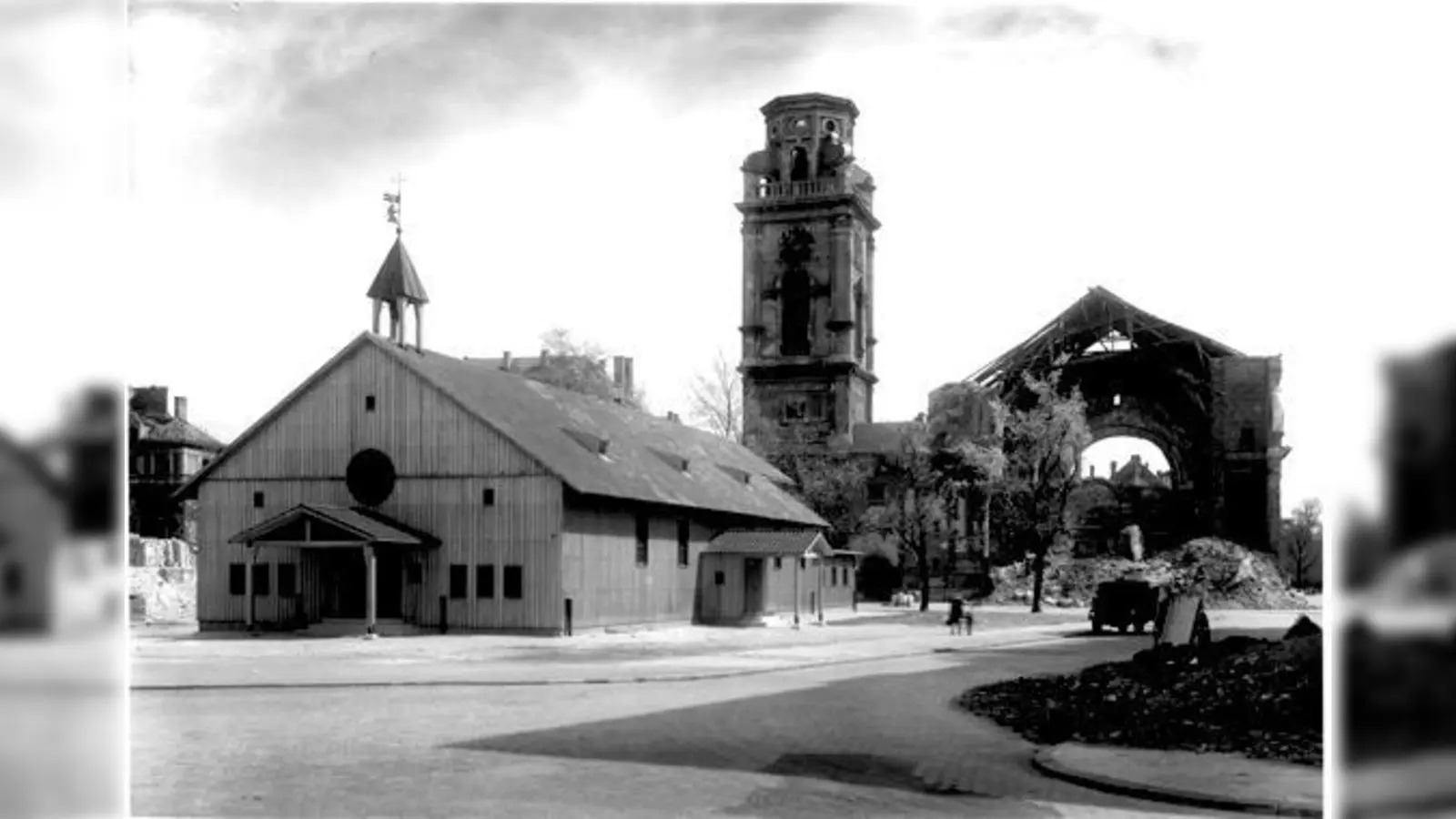 Die Notkirche vor der zerstörten Pfarrkirche St. Joseph in Schwabing/Maxvorstadt, 1948.  (Foto: Anker München)