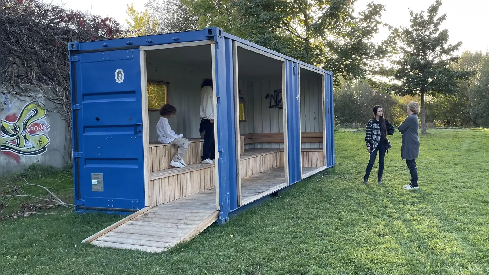Auf dem Bolzplatz in Aubing wurde ein Container als Unterstand aufgestellt. (Foto: pst)