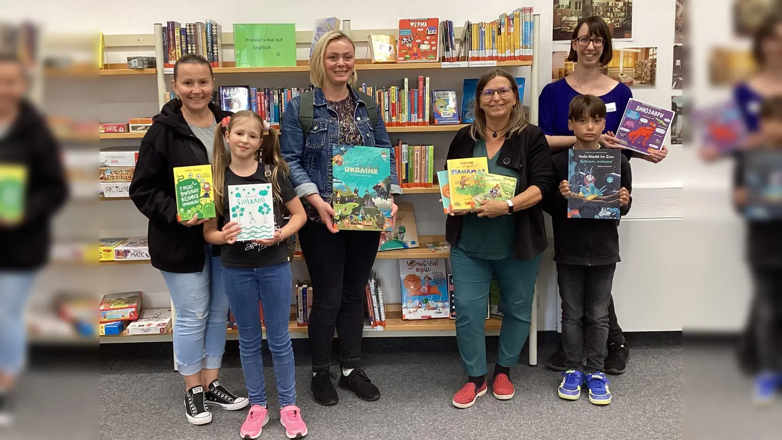 Präsentation der gespendeten ukrainischen Kinder- und Jugendbücher in der Stadtbücherei. Von links: Vita Bondar, Yevheniia Bondar, Oksana Graeb (Netzwerk Starnberg hilft), Kerstin Täubner-Benicke (Netzwerk Starnberg hilft), Daniela Ponholzer (Stadtbücherei) und Simon<br>Schneider-Hartl. (Foto: Stadtbücherei)