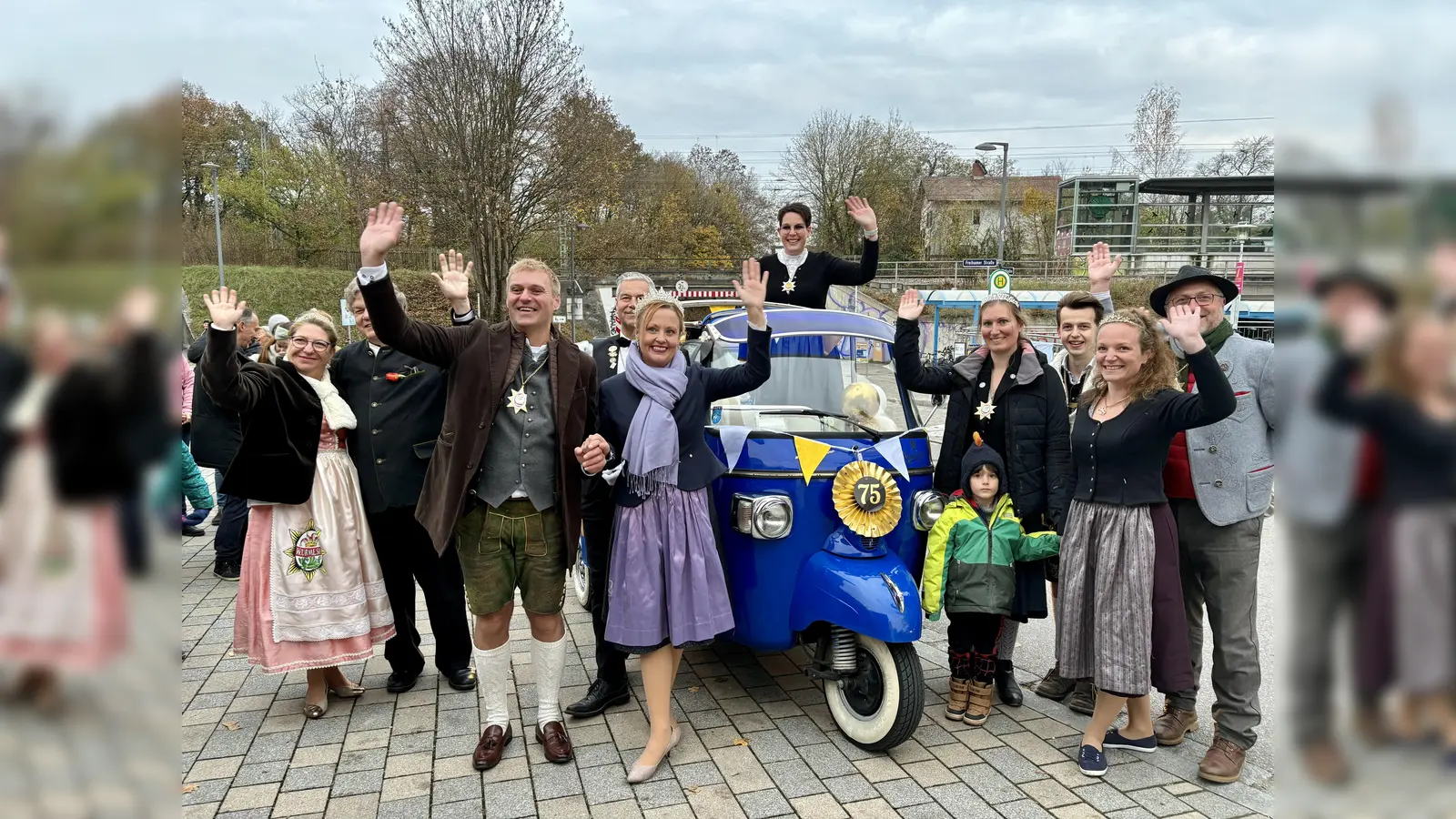 Vier Prinzenpaare kamen zur traditionellen Würmesia-Präsentation nach Gräfelfing. Begleitet wurden sie von der neuen Präsidentin Elisabeth Proyer (im Fahrzeug stehend). (Foto: Ulrike Seiffert)
