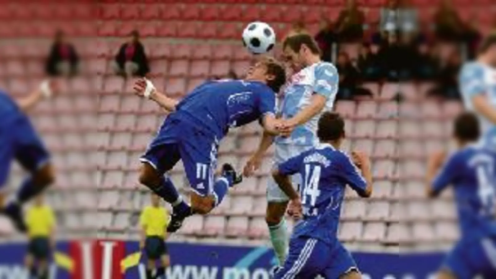 Vertauschte Rollen: Bastian Bischoff (links) und Anton Fink kämpften wie die Löwen gegen 1860-Verteidiger Markus Thorant.  (Foto: Schunk)