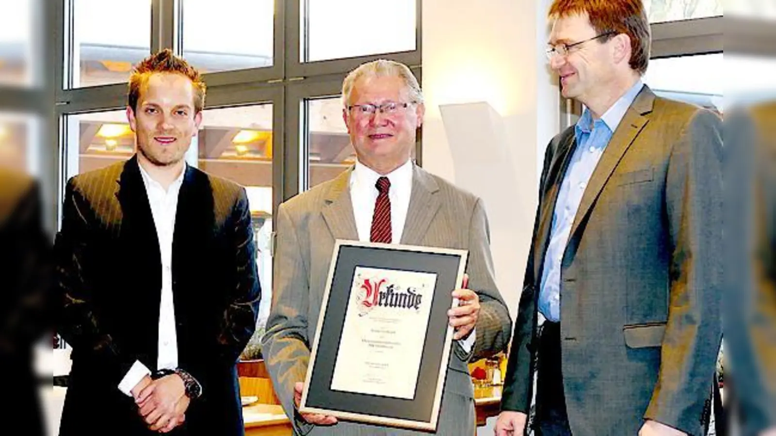 Franz Gerhard (Mitte) wurde  zum Ehrenvorsitzenden ernannt; hier zu sehen mit seinem Nachfolger  Gregor Montermann (r.) und dem 2. Vorsitzenden Martin Bruno Radig (l.).	 (Foto: privat)
