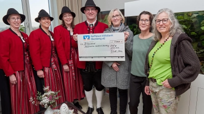 Vertreter des Spielmannszugs Grafing übergaben einen Scheck in Höhe von 1.000 Euro an die Palliativstation (v.l.) Karin Aigner-Bumke (Stationsltg.), Dr. Michelle Ulrich (Oberärztin), Michaela Niedermair (stv. Stationsltg.). Nicht im Bild, Supermarktinhaber Martin Gruber.  (Foto: KlinikumEbersberg München Ost/ Peter Hinz-Rosin)