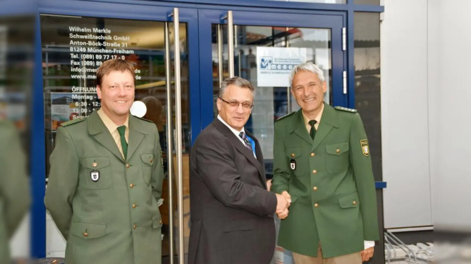Siegfried Awissus, Geschäftsführer der Merkle Schweißtechnik GmbH (m.), bedankt sich persönlich beim Ersten Polizeihauptkommissar Peter Löffelmann (r.), und Polizeihauptmeister Martin Riederer. (Foto: pi)