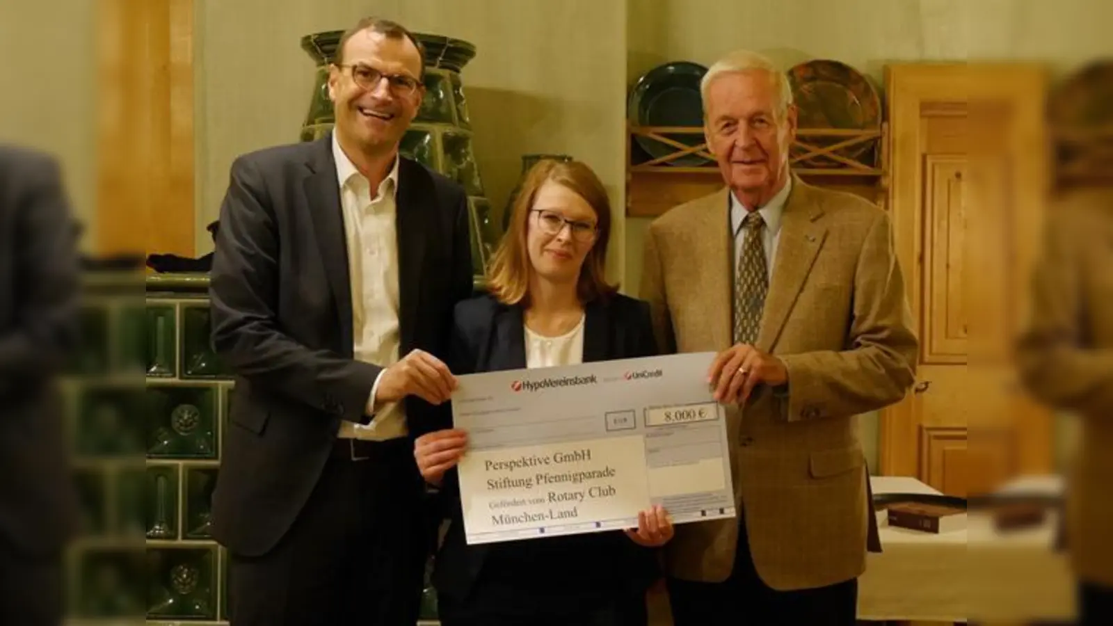 Scheckübergabe durch den Präsidenten des Rotary Clubs München  Land Jens Gerhardt (links), an die Förderstätten-Leitung der Perspektive GmbH, Frau Simone Kreitenweis, in Anwesenheit von Prof. Dr. Dr. Frank Müller-Römer (rechts).  (Foto: Rotary Club München)