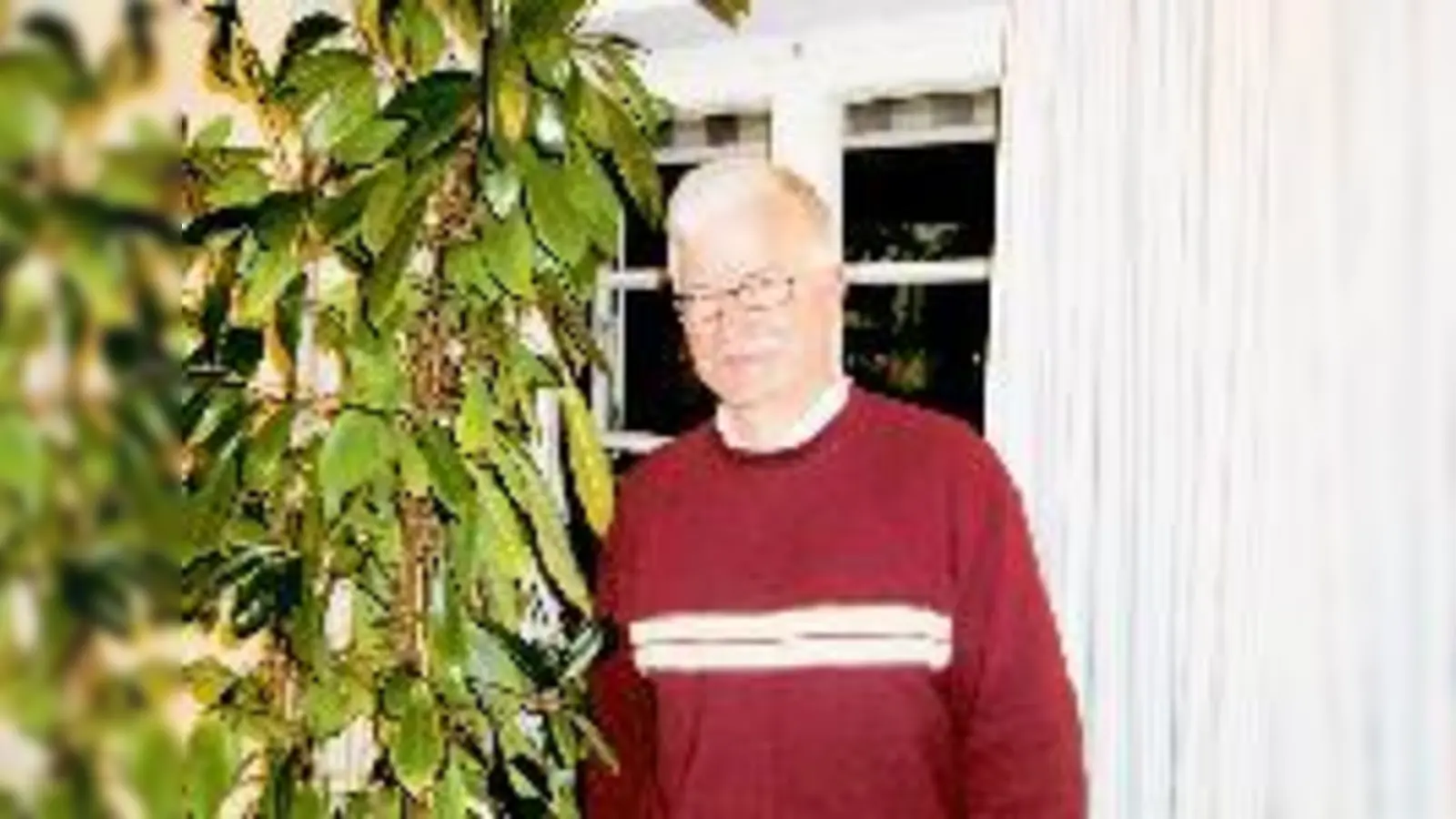 Uwe Dankert  hier neben einem CO2 fressenden Gummibaum  präsentierte die Ergebnisse der ersten Haarer CO2-Analyse.	 (Foto: hgb)