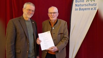 Der BN-Vorsitzende Peter Heller bedankt sich im Namen des Vorstandes bei Wolfgang Bail (rechts) für dessen langjährige Treue und überreicht ihm die Ehrenurkunde. (Foto: BN)