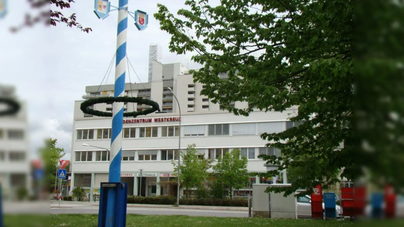 Für den Maibaum am Westkreuz wird ein neuer Standort gesucht. (Foto: pst)