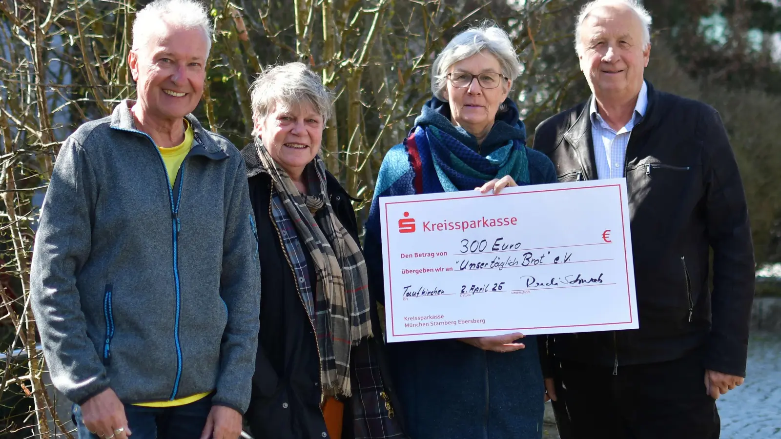 Bei der Scheckübergabe an „Unser täglich Brot” (v.l.) Rudi Schwab, Gabi Zaglauer-Swoboda, Andrea Riesenberger und Christoph Nadler. (Foto: Schwab)